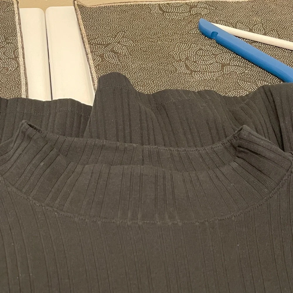 NWT..Nike Black Ribbed Long-Sleeve Crew with White Swoosh - Picture 5 of 7